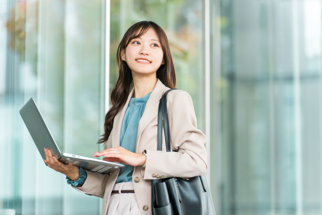 仕事をする女性